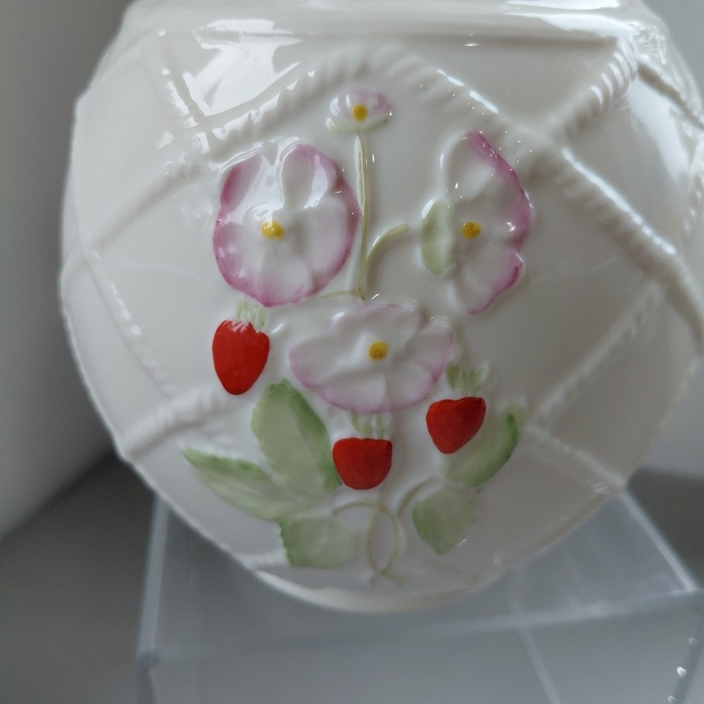 VTG BELLEEK Vase Strawberry Floral Basket Paper Thin Ceramic IRELAND 2002 Ruffle - Picture 2 of 8
